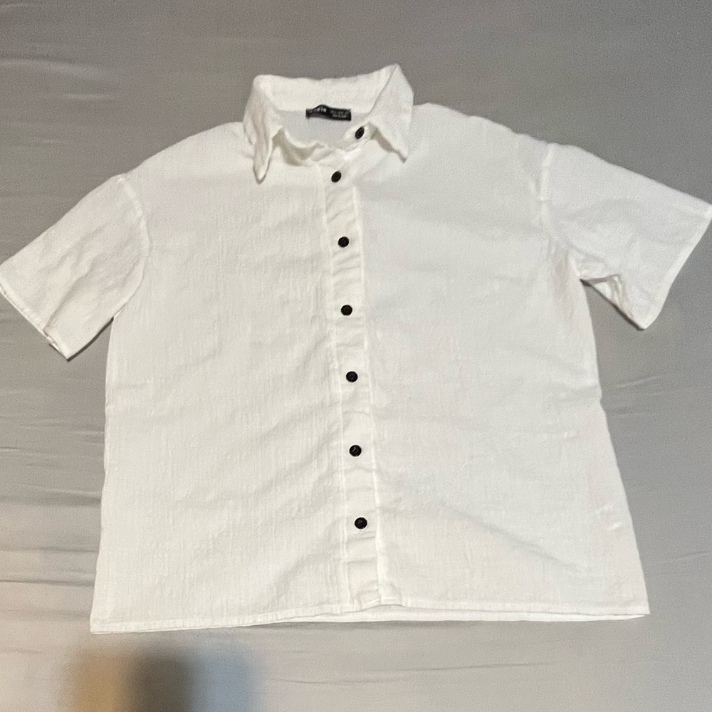 Women’s white button up shirt